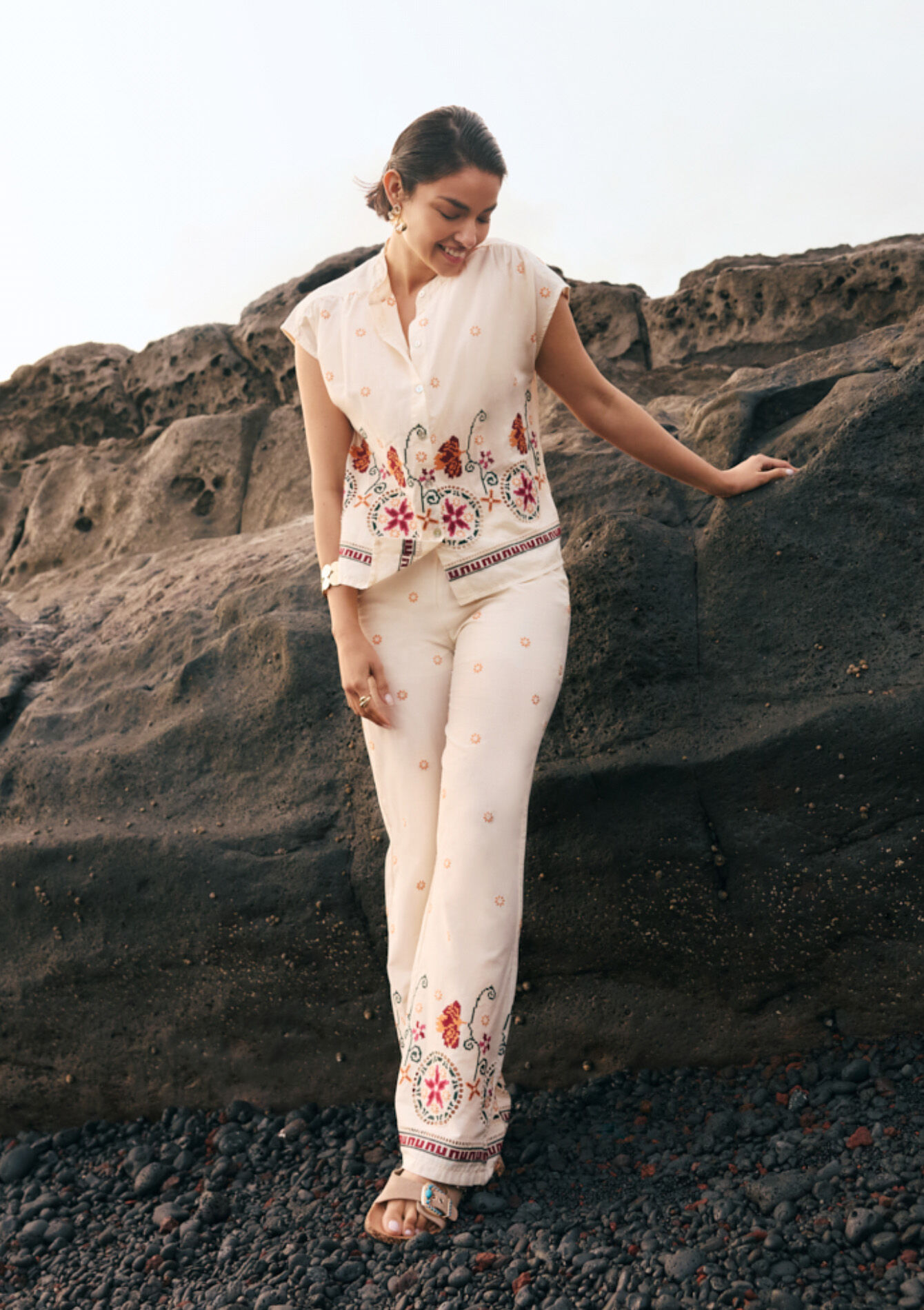 Losse broek met borduurwerk