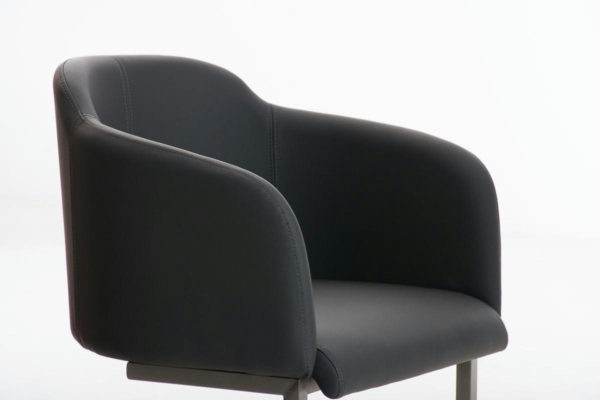 MAGNUS - Chaise cantilever avec pieds luge en métal assise en similicuir Gris