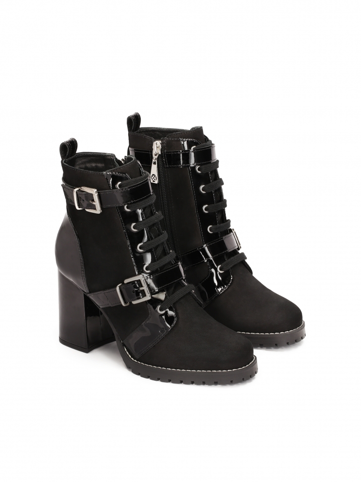 Timeless boots made of combined materials