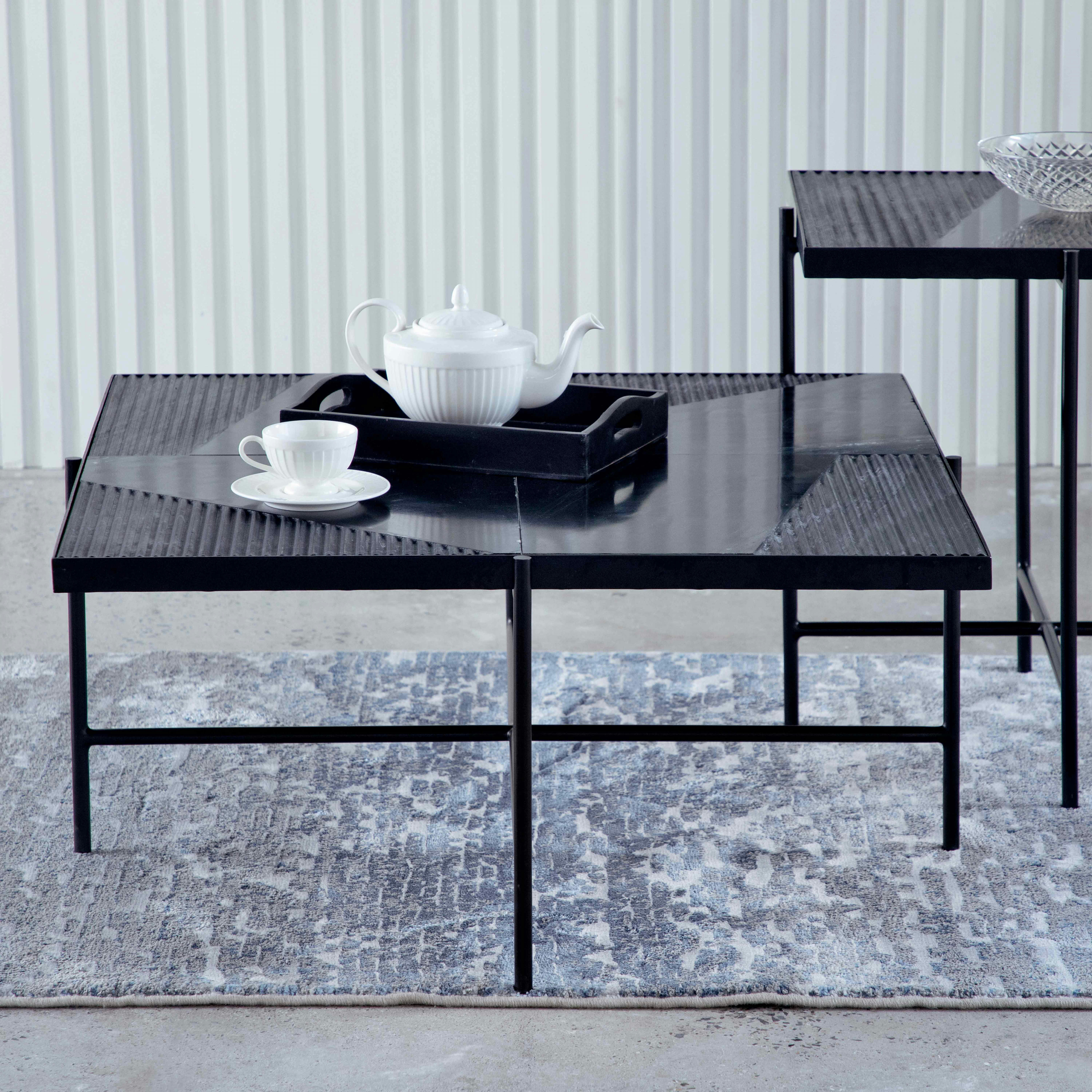 PAHELI - Table basse carrée en marbre sculpté