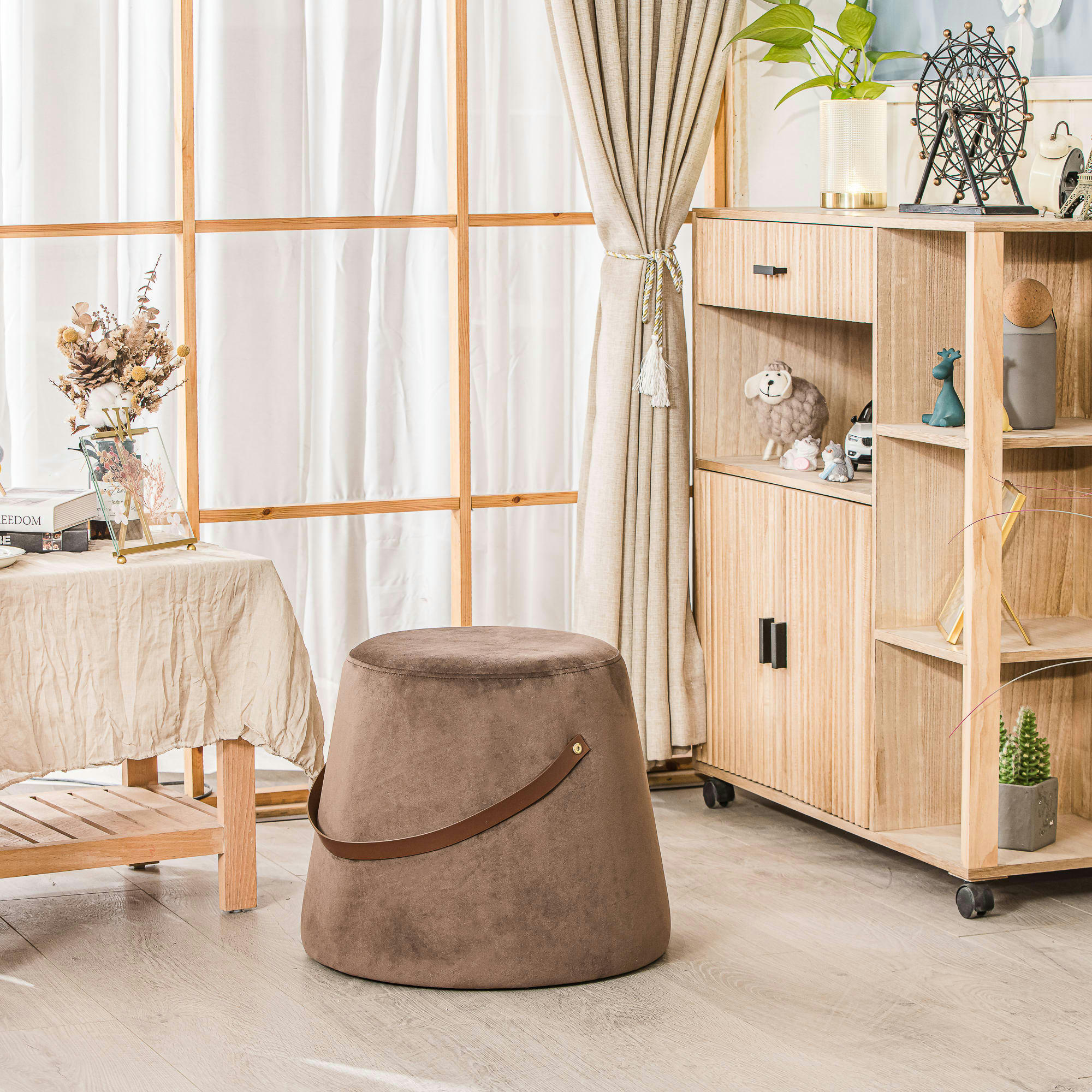 - Pouf en velours marron avec corde