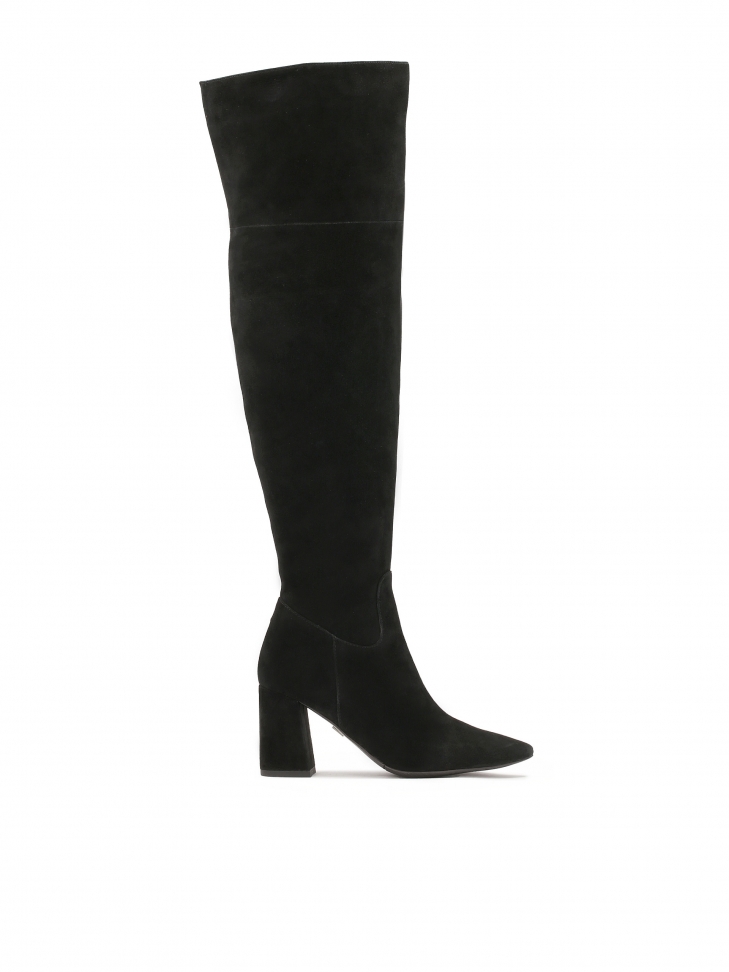 Suede musketeers with a wide heel