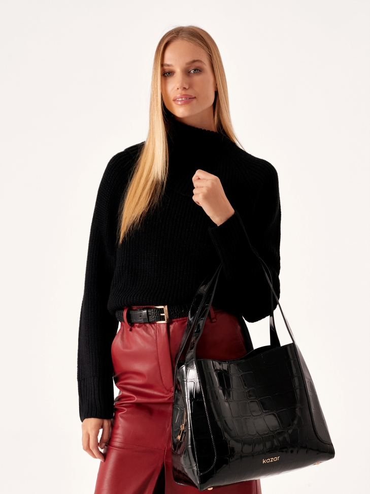 Shoulder bag in embossed patent leather