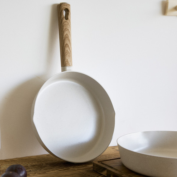Patelnia LOREBURN z powłoką ceramiczną śmietankowa 24 cm HOMLA