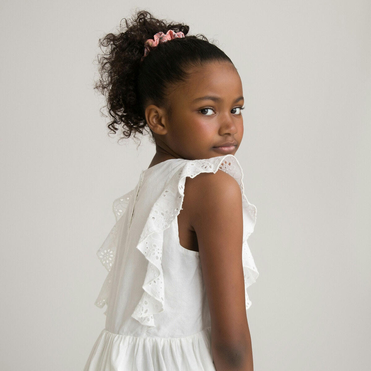 Robe sans manches, broderie anglaise