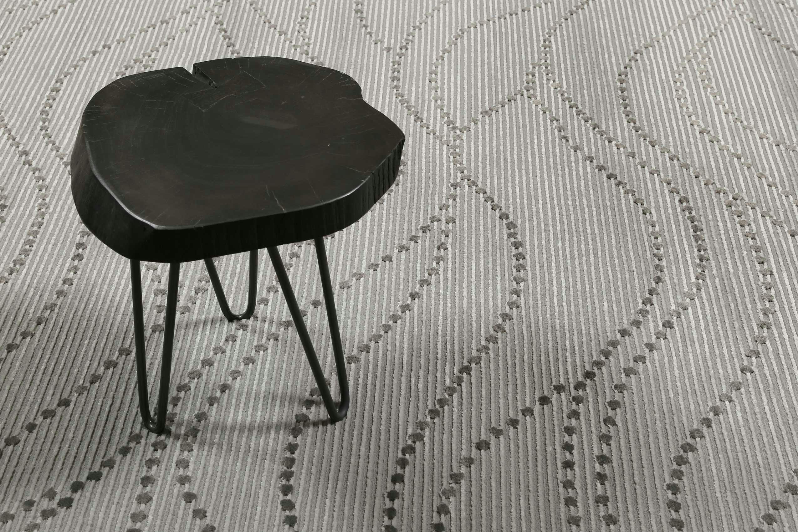 SELENA - Tapis plat velours ras à reliefs motif gris sur fond taupe 200x200