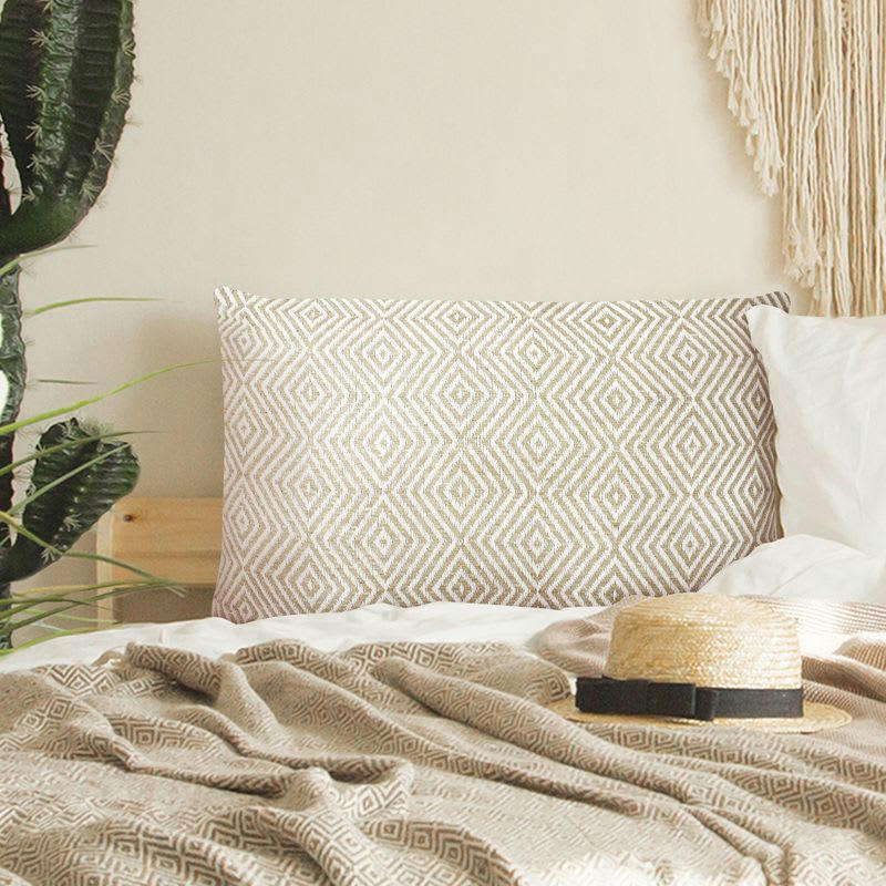 ESCAPADE - Coussin ethnique motif ikat blanc et beige 60x40