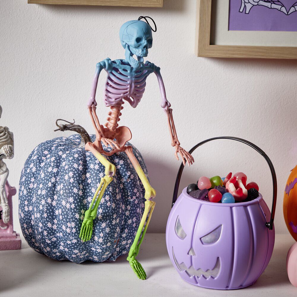 Décoration Halloween à suspendre squelette plastique pastel H40cm
