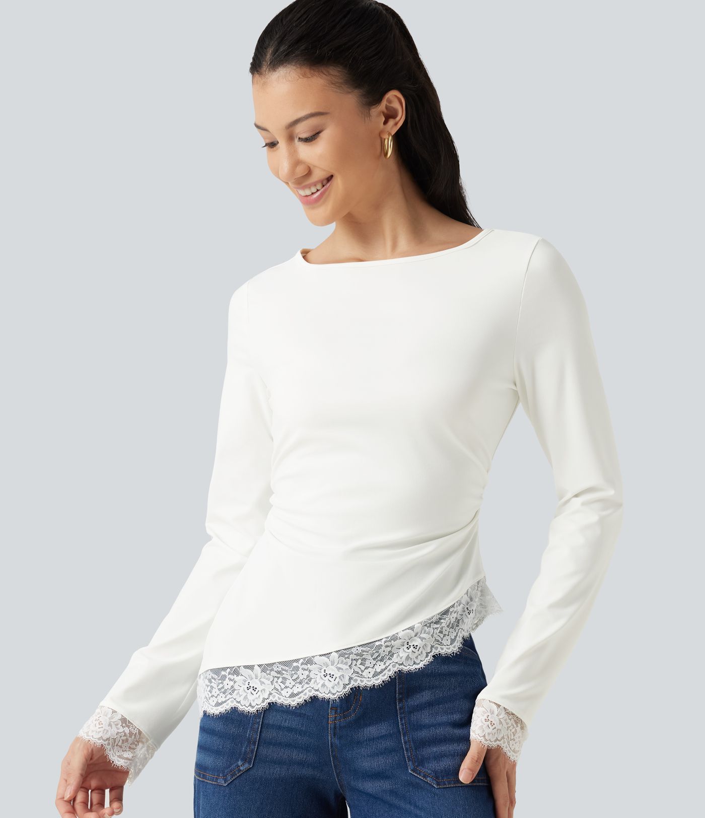 Haut à encolure bateau, manches longues, dentelle contrastée et ourlet asymétrique