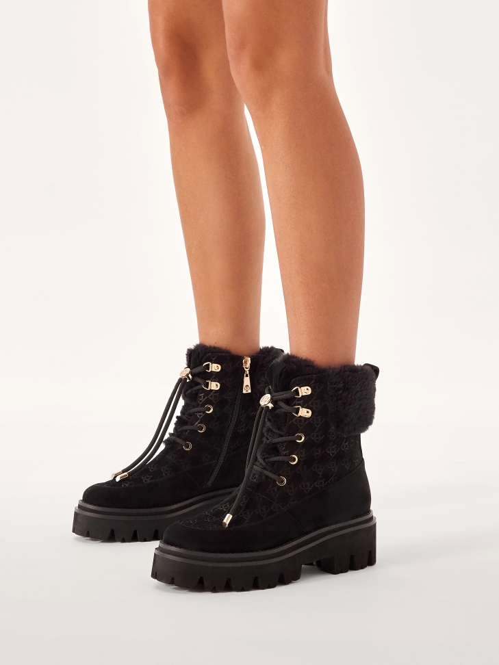 Suede boots with fur trim