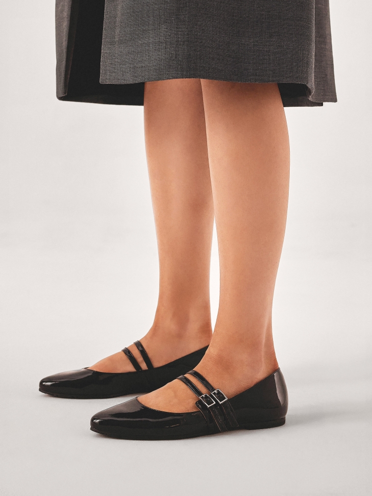 Patent leathered ballerinas with two straps