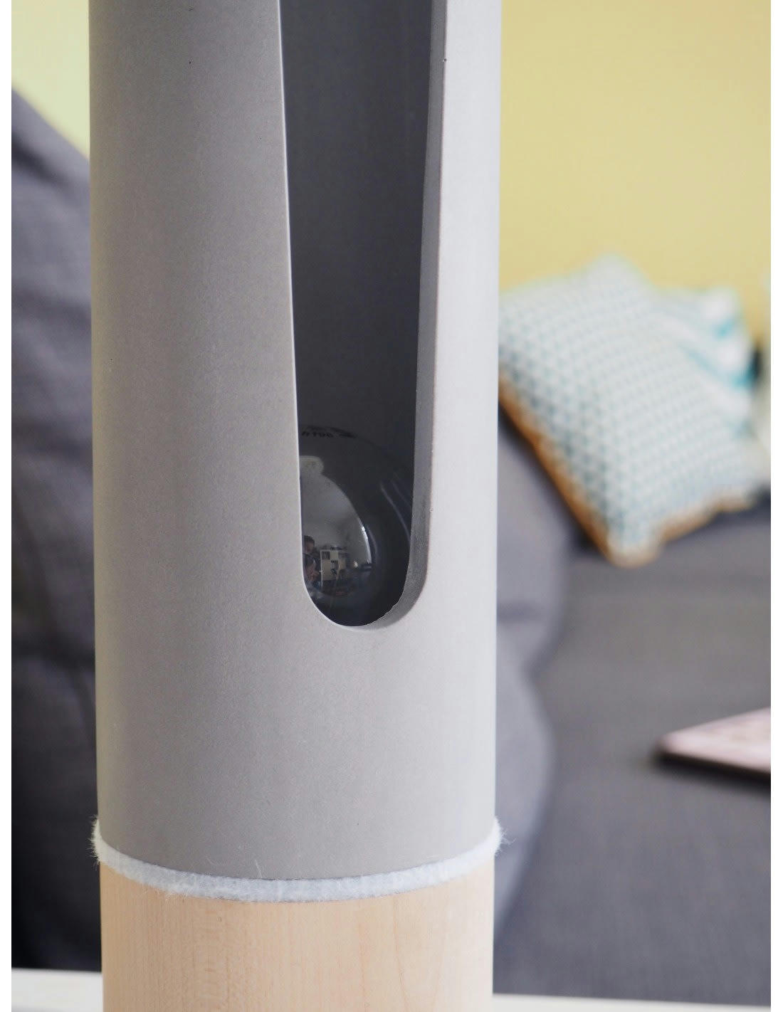 MONSIEUR - Lampe à poser en bois et béton, anneau feutrine blanc