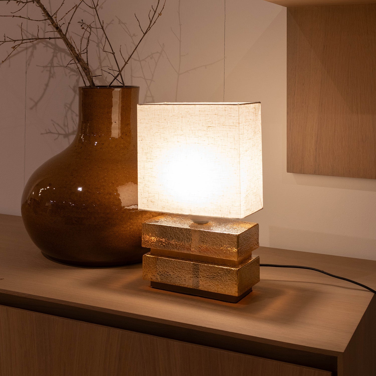 Atmooz Burnaby tafellamp - H36 cm - Bruin glas & Beige kap - Sfeerlamp