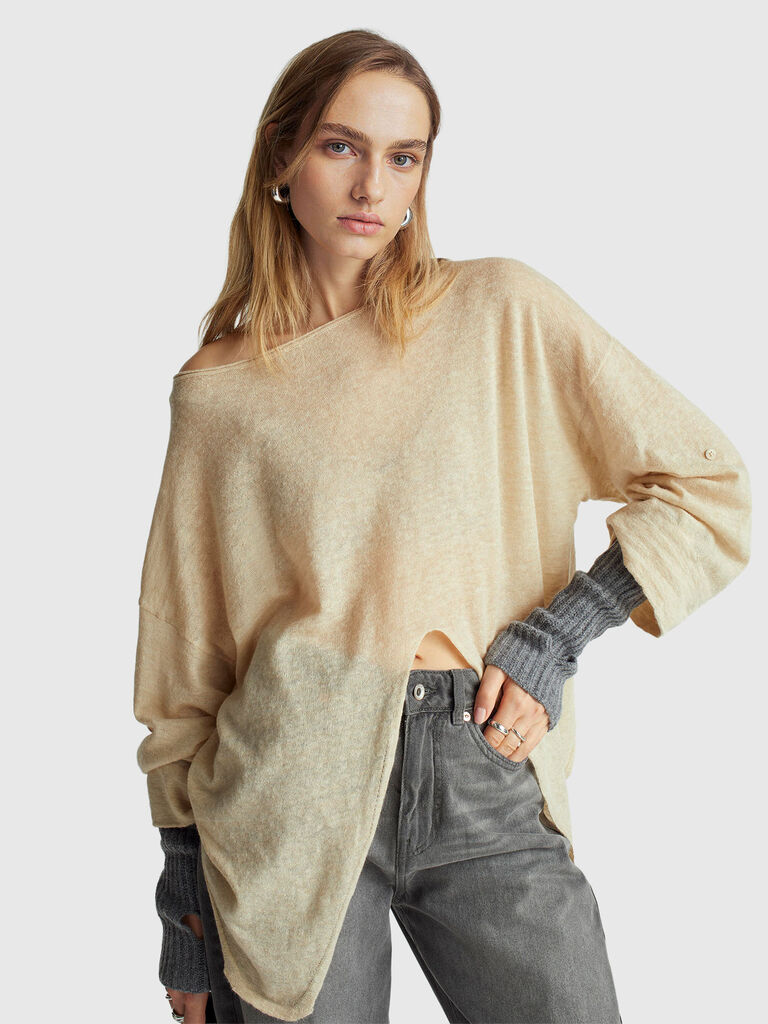 Light sweater with knot