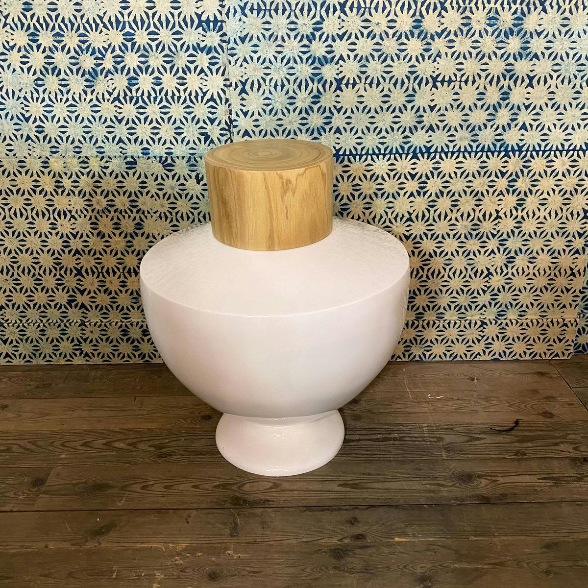 - Pot en résine laquée blanc et couvercle en bois de paulownia h54cm