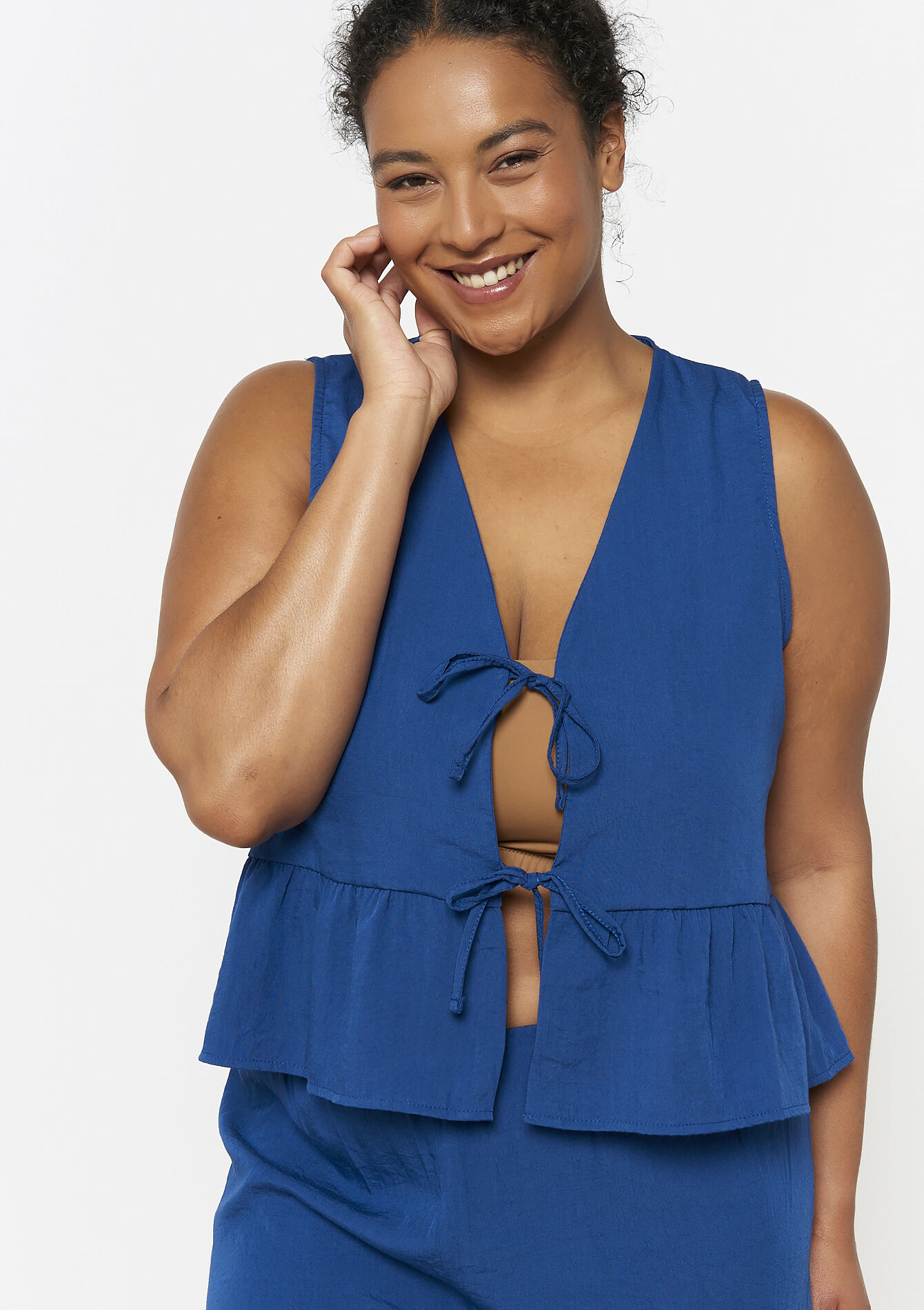 Mouwloze top met strikjes