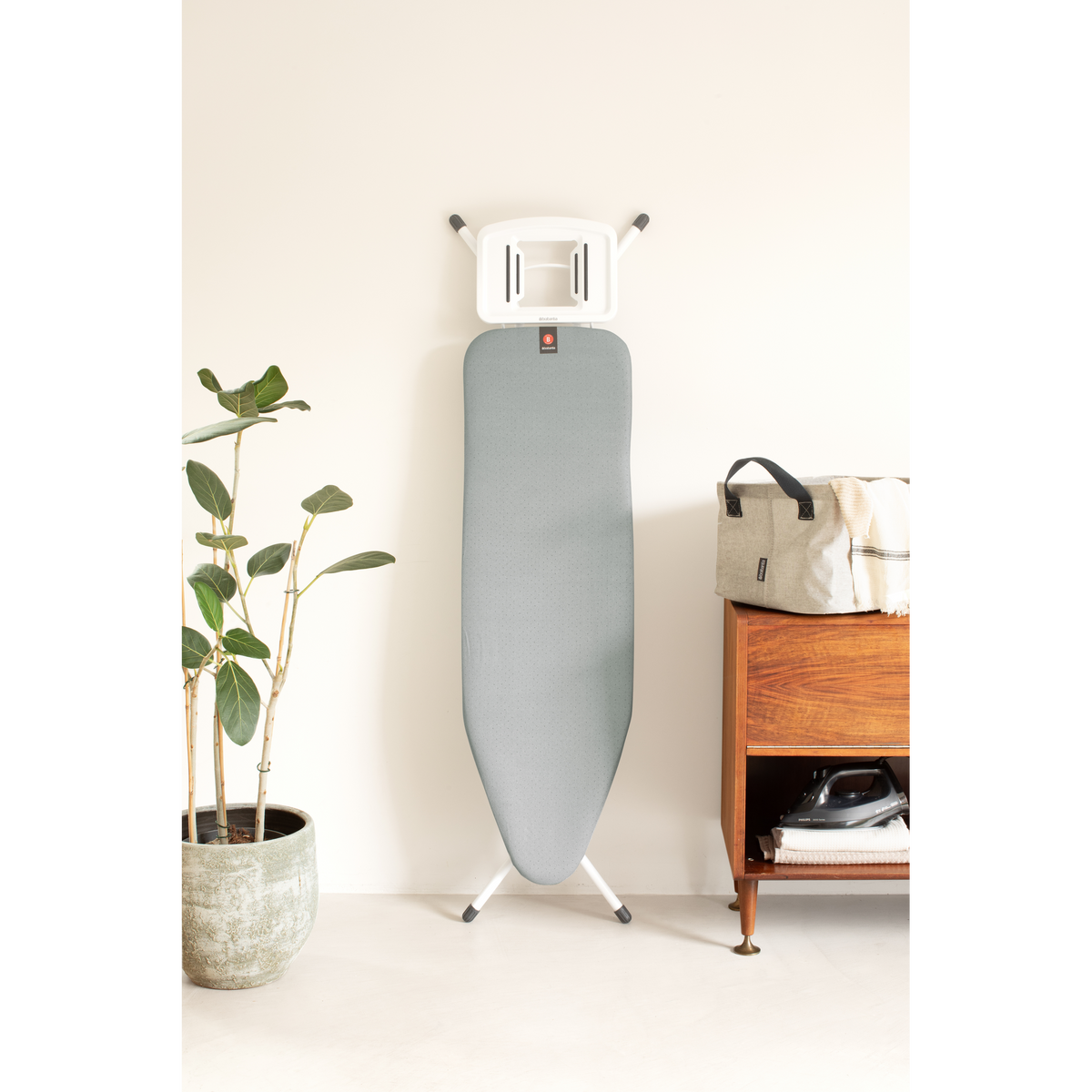 Brabantia Strijkplank B, 124x38 cm, solide strijkerhouder - Metallised