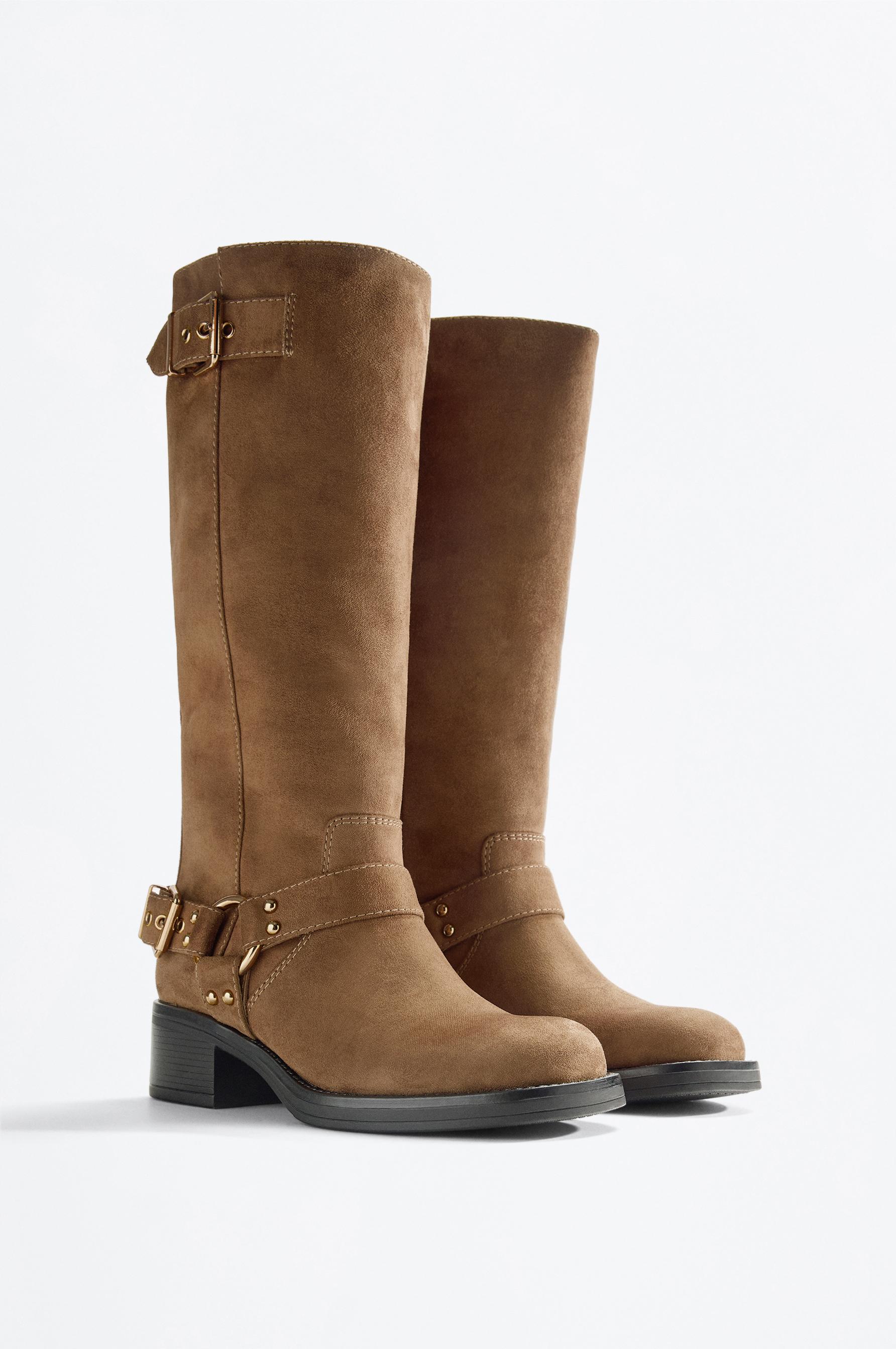 Bota plana hebillas efecto ante