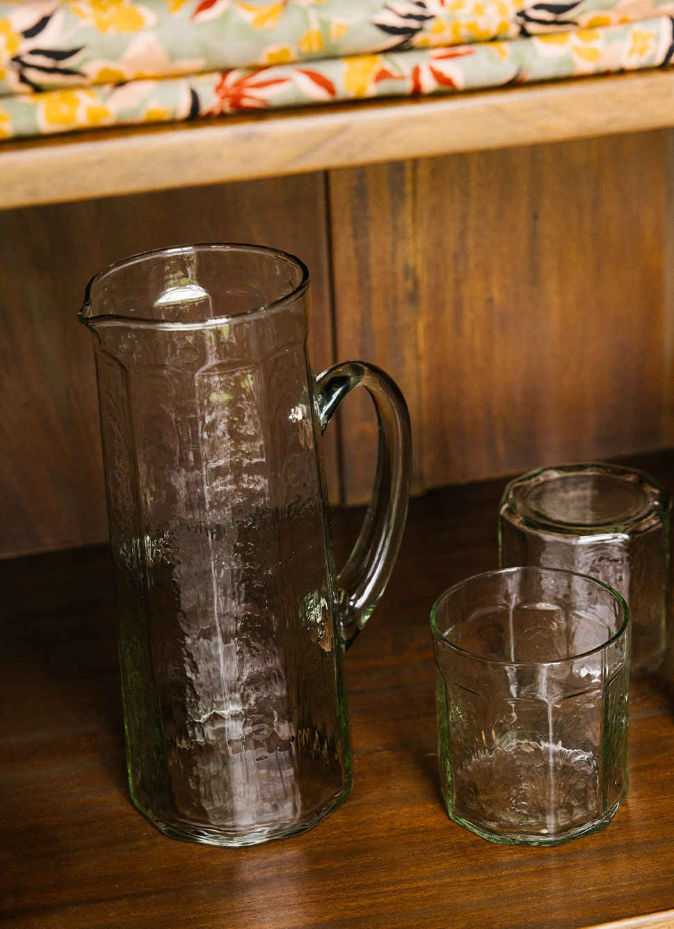 CARAFE EN VERRE EMBOSSÉ VERT CLAIR