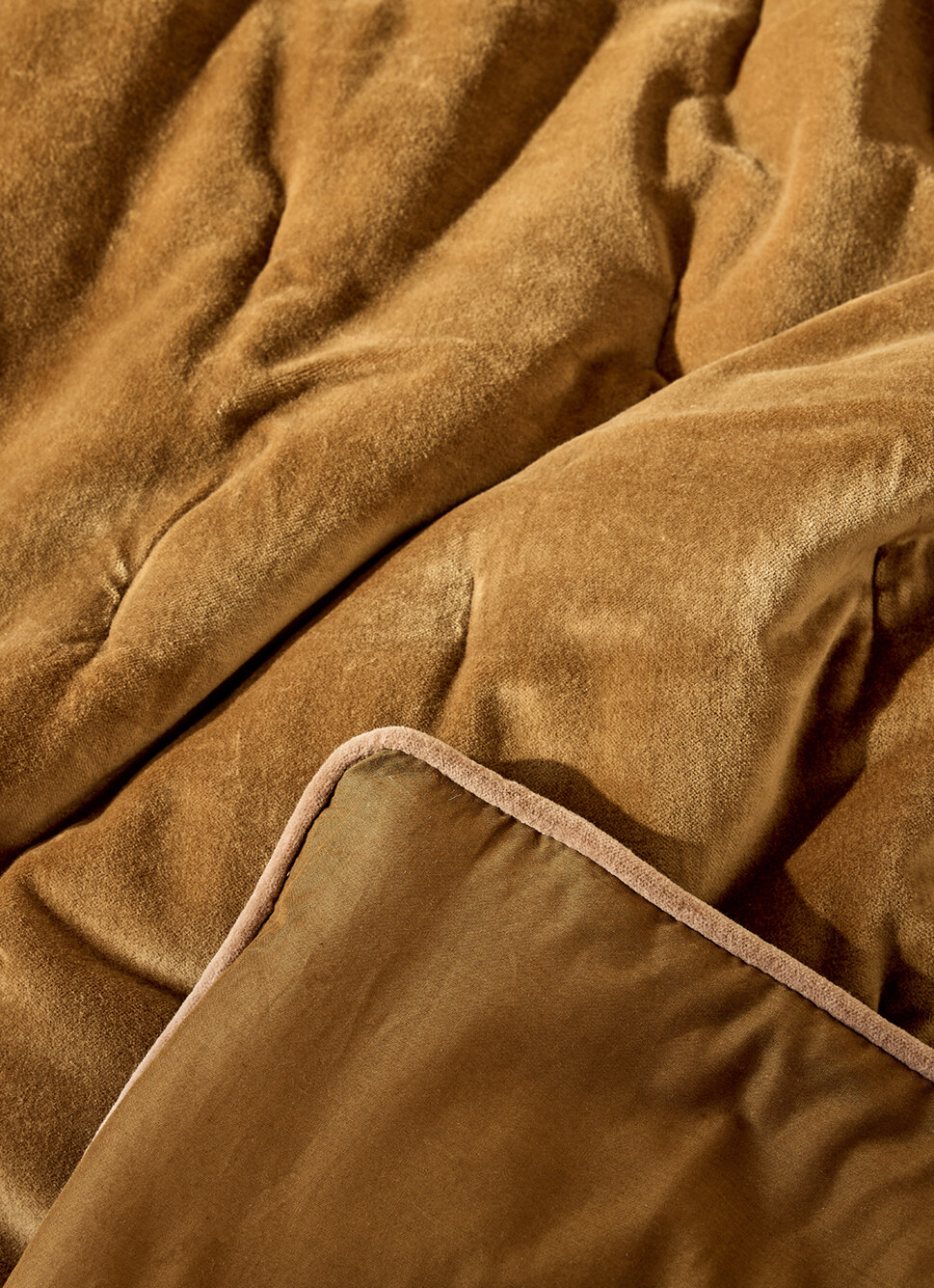 ÉDREDON EN VELOURS GANSÉ D'UN BIAIS CONTRASTÉ KAKI