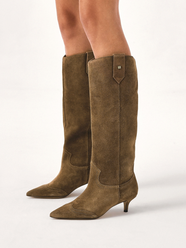 Suede high boots with rounded upper