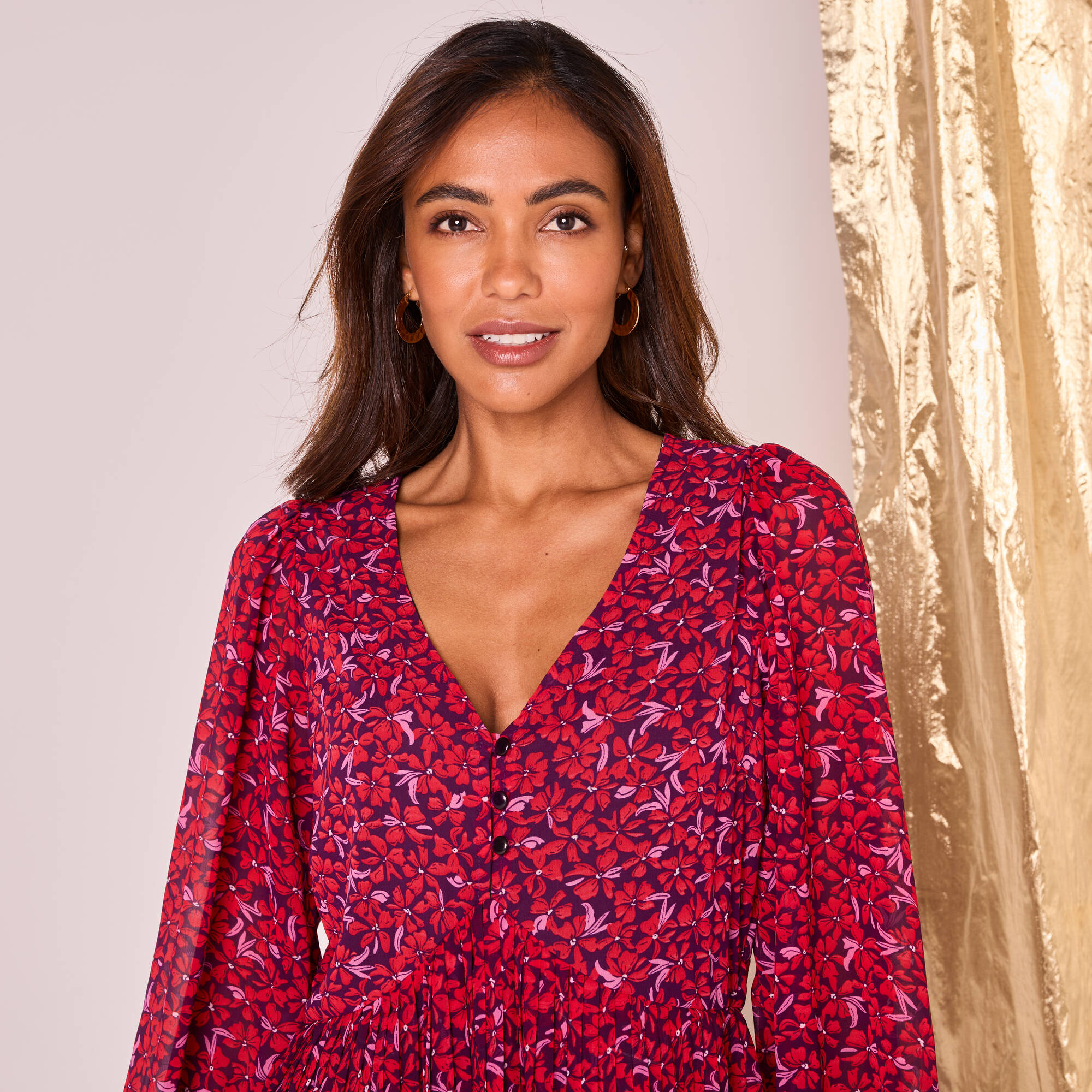 Robe imprimé fleuri, voile plissé