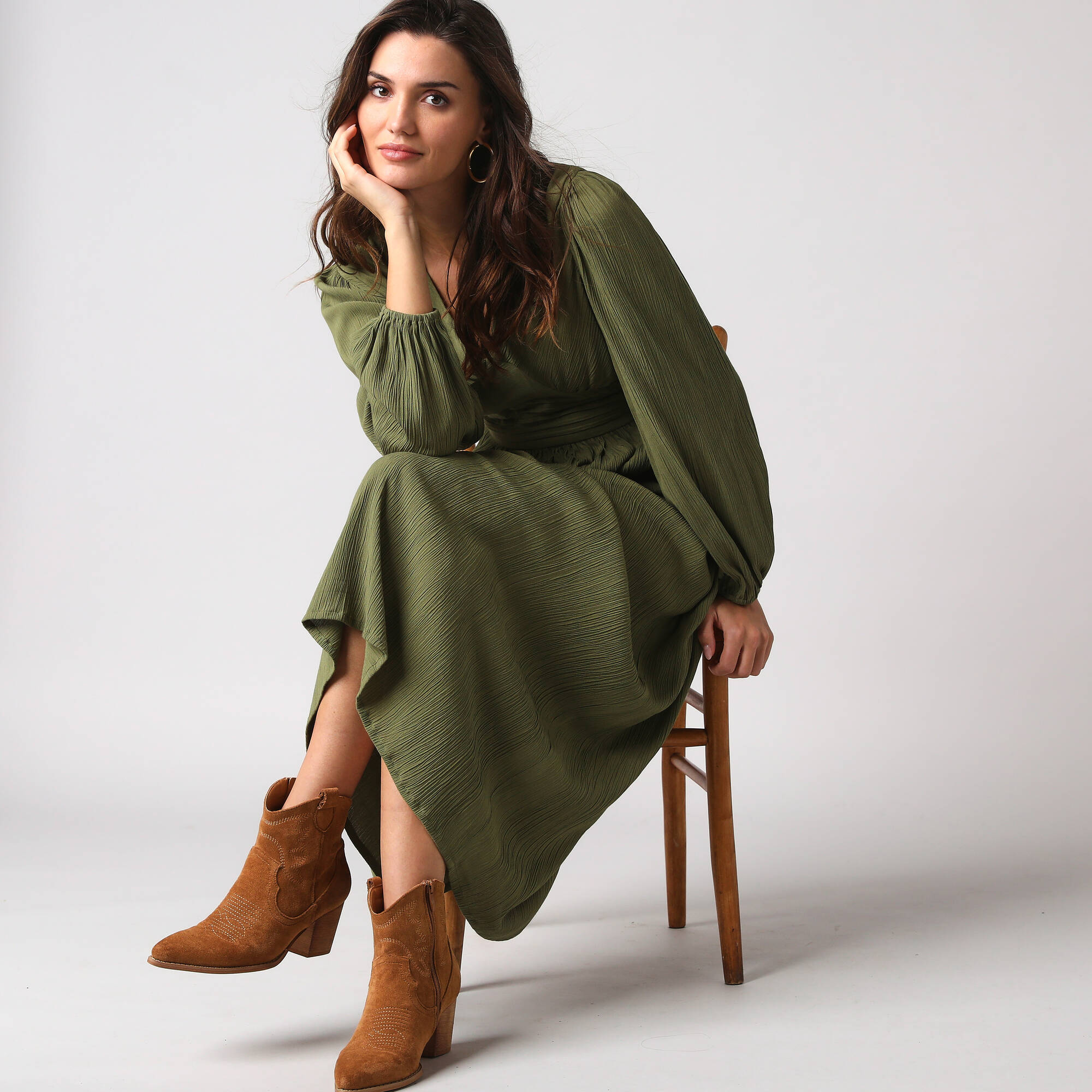 Robe longue col V manches bouffantes, en crépon