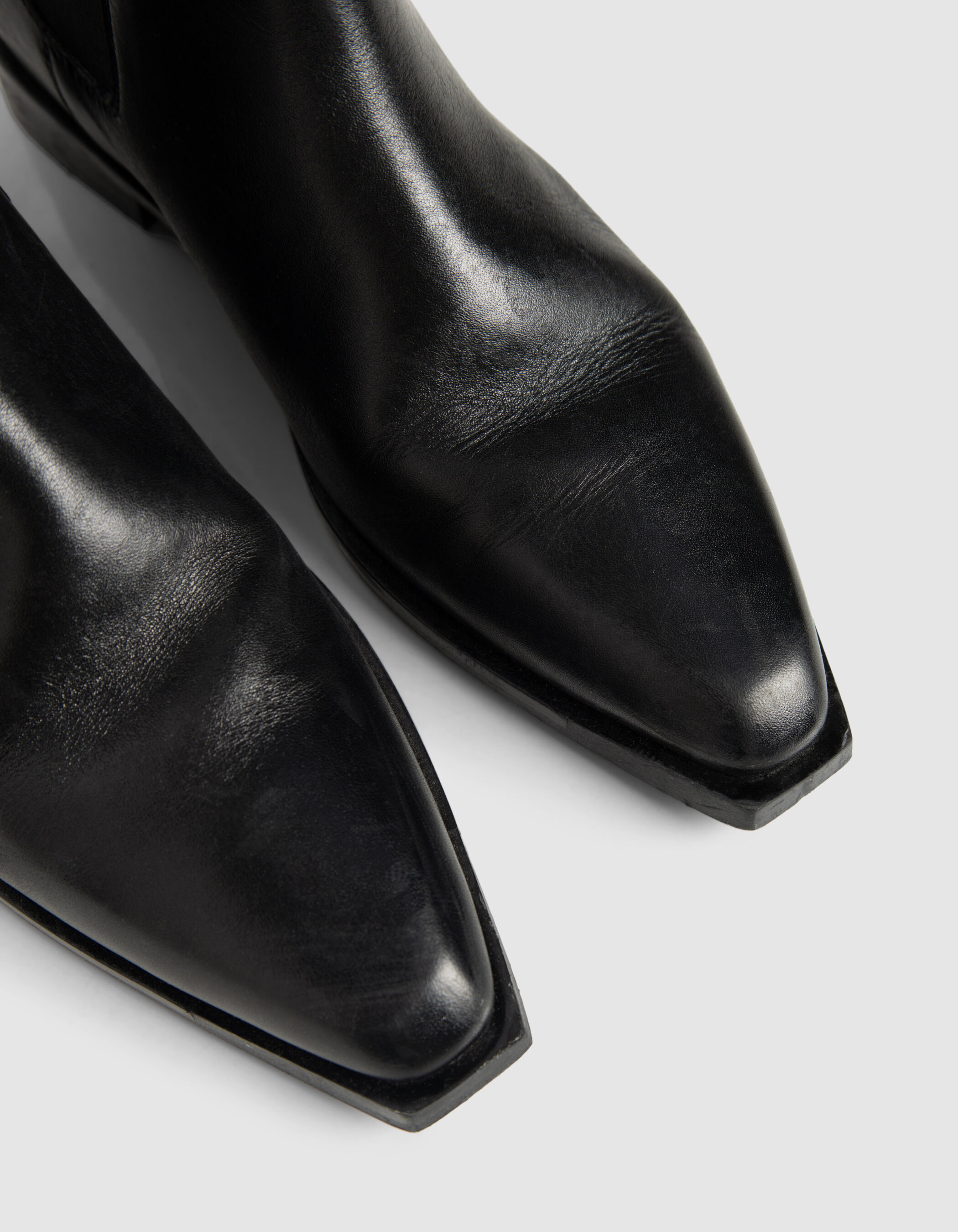 Chelsea boots noires cuir bouts pointus Femme