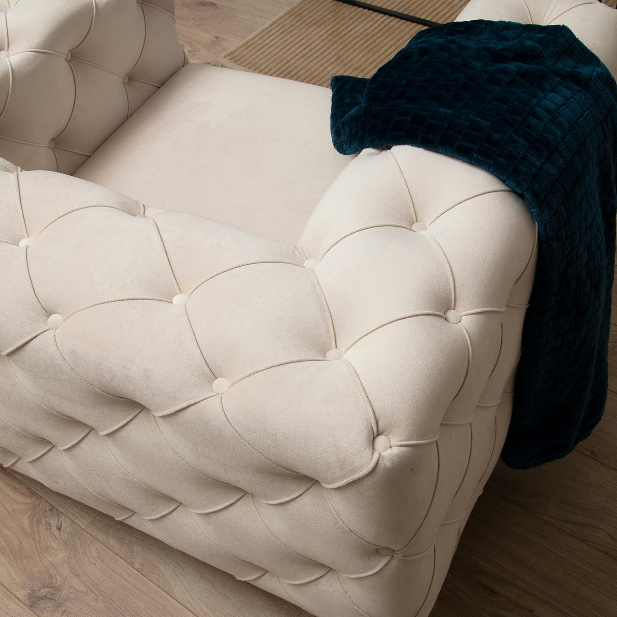 Fauteuil écru en velours capitonné DOVER