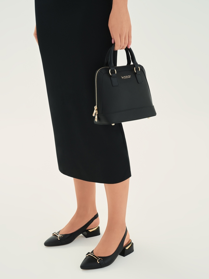 Elegant black pumps with a decoration on the front