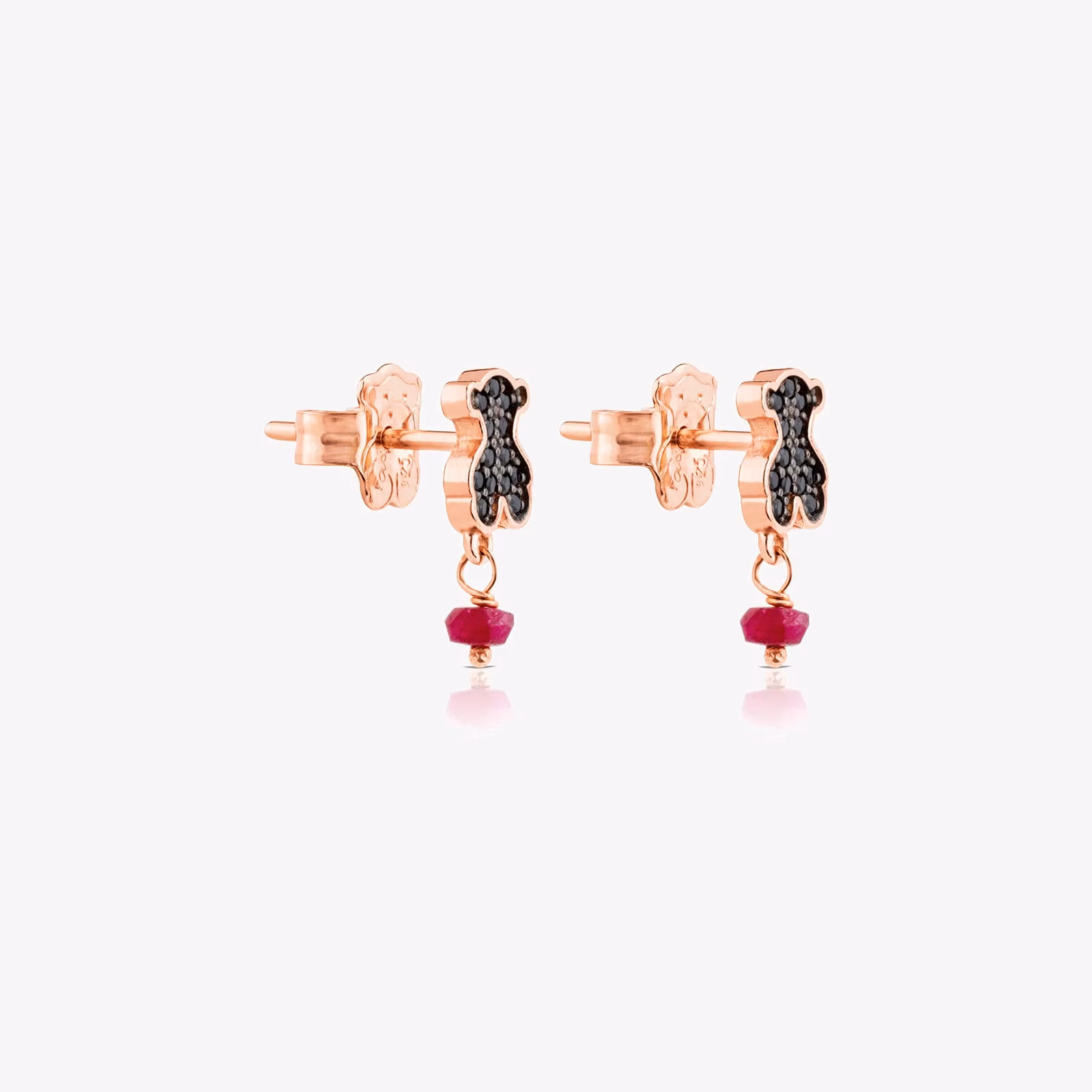 Pendientes con baño de oro rosa 18 kt sobre plata, espinelas y rubí tratado con motivo oso Motif