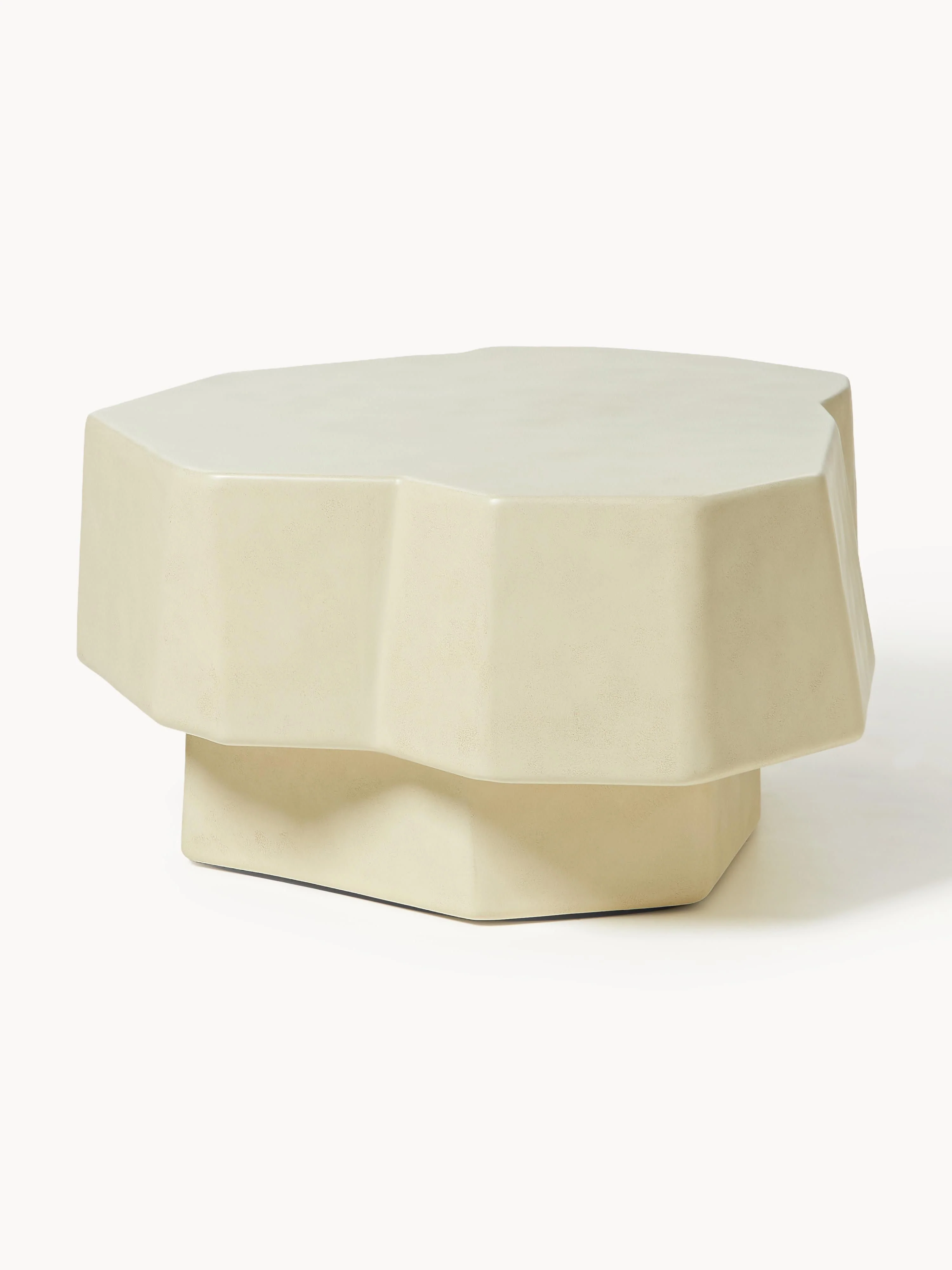 Beton-Couchtisch Staffa in organischer Form