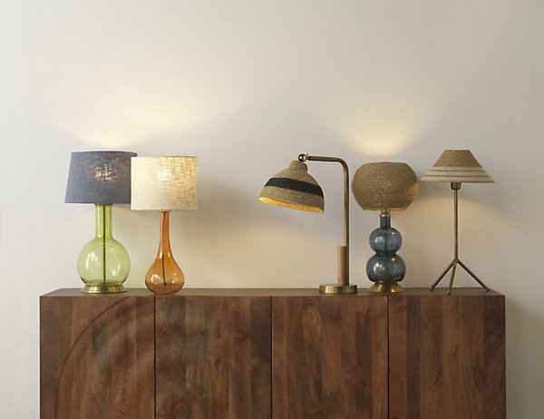 Lampe à poser en verre bleu avec abat-jour en fibre naturelle tressée