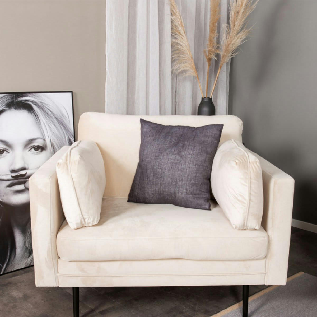 ROMEO - Fauteuil moderne en velours avec pieds en métal noir beige