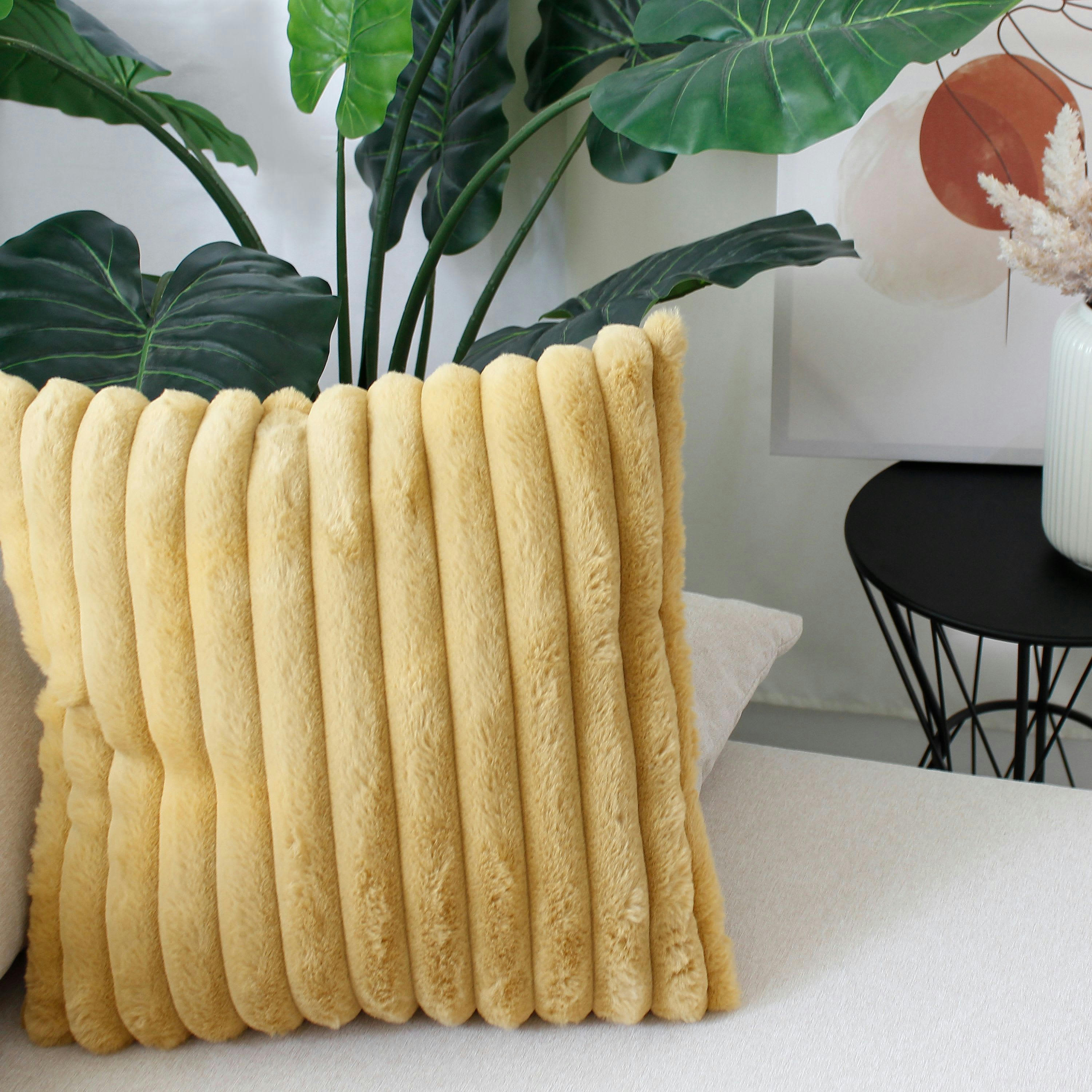 SELA - Coussin sela effet fourrure côtélée 40 x 40 cm ocre