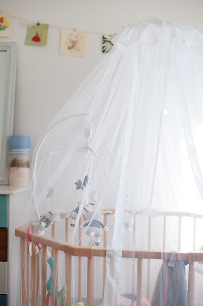 Moustiquaire pour lit bébé TRANQUILISAFE et son support universel