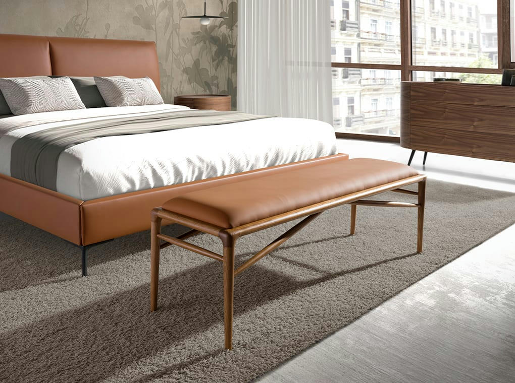 - Tabouret en croûte de cuir marron