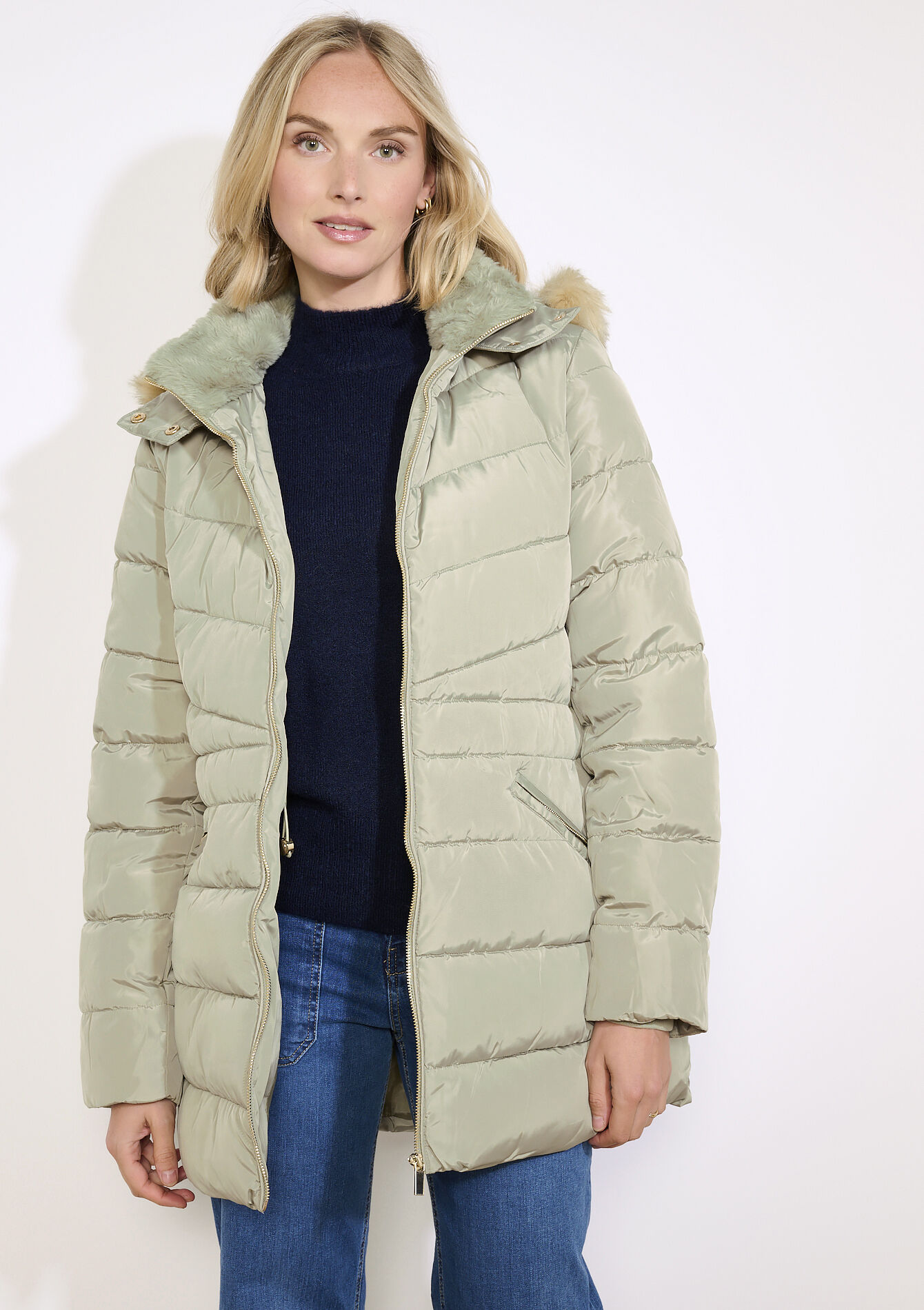 Gewatteerde jas met imitatiebontkap