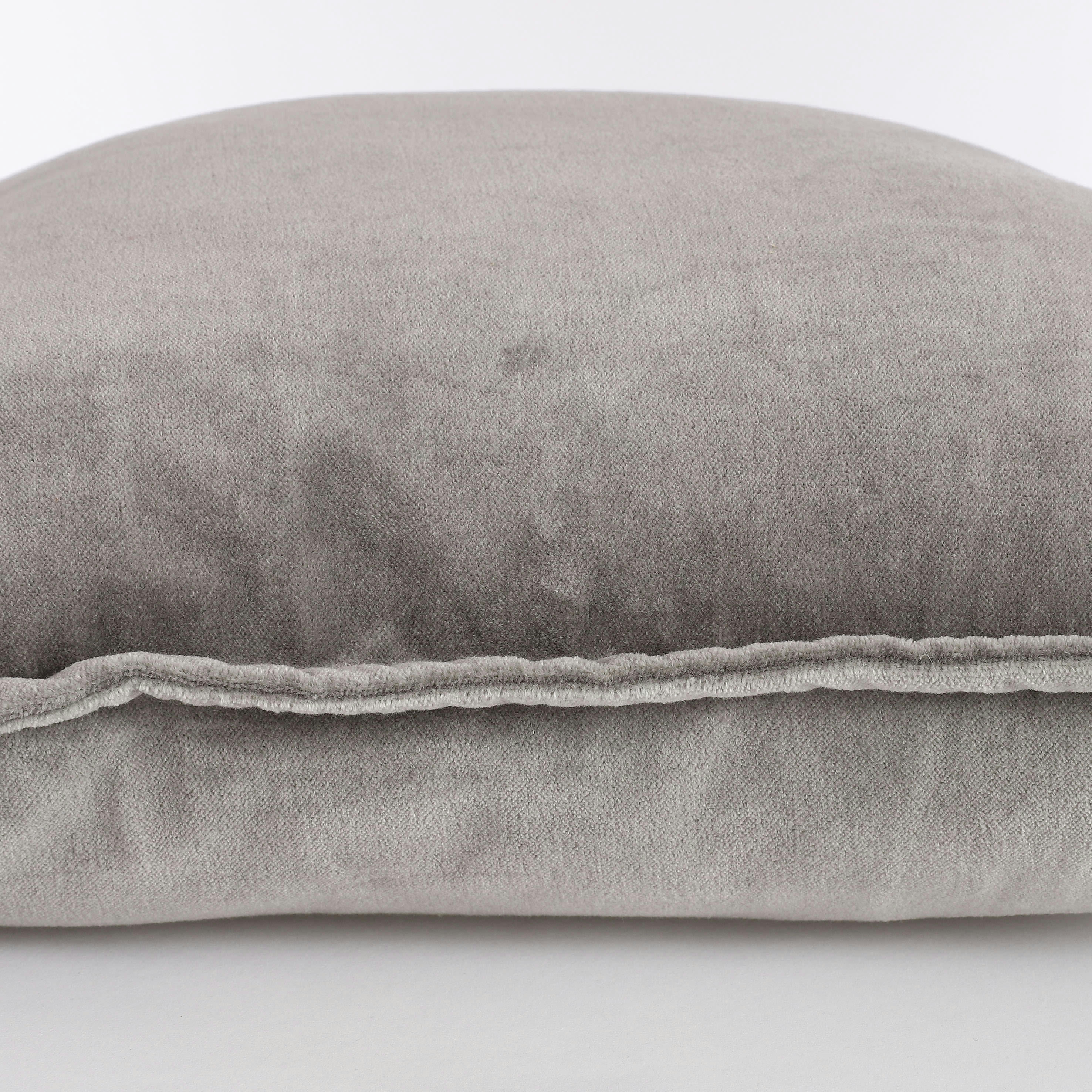 CHARME - Coussin en velours vert clair 50x50