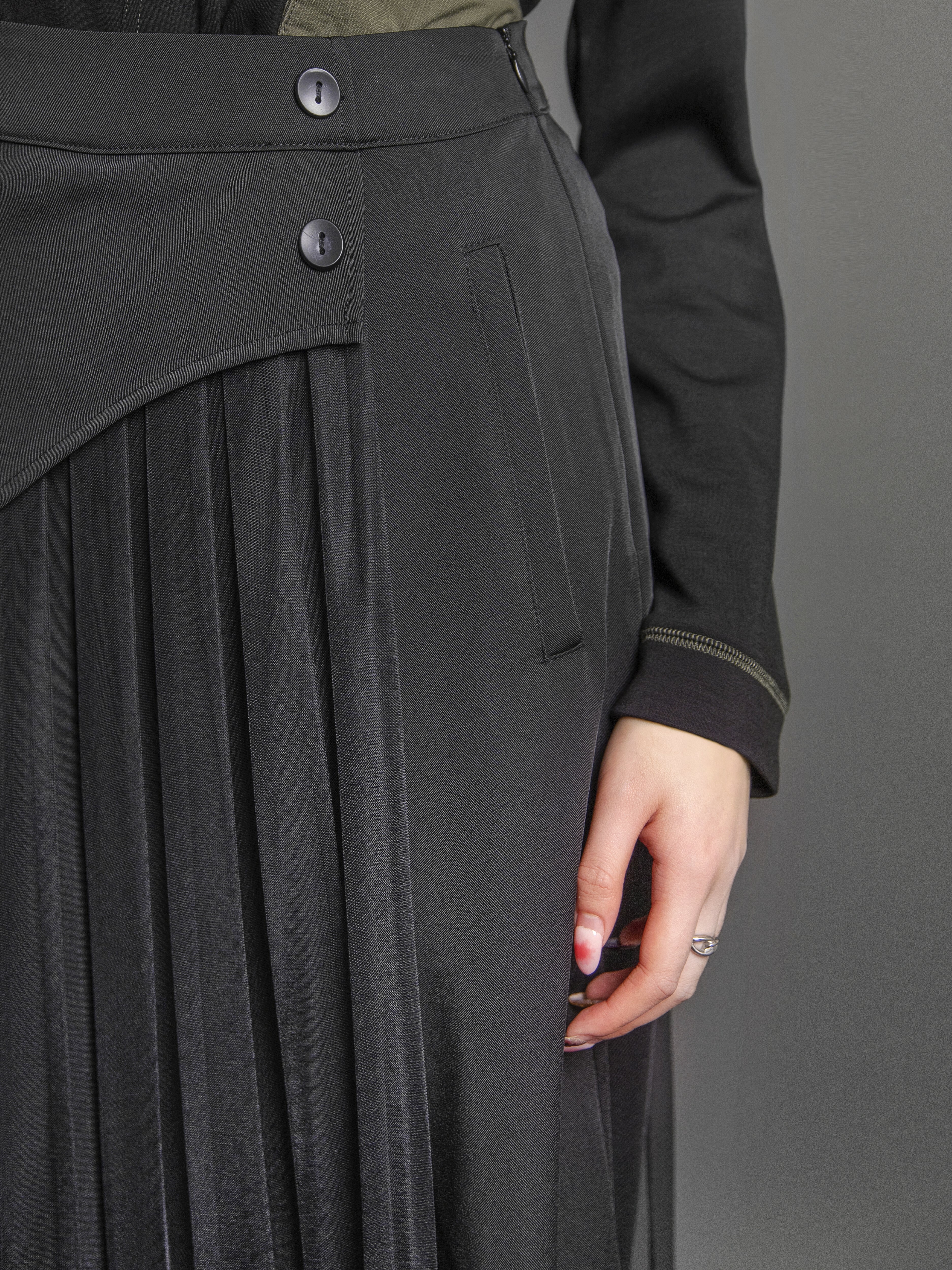Pants with pleated mesh detail - 162D