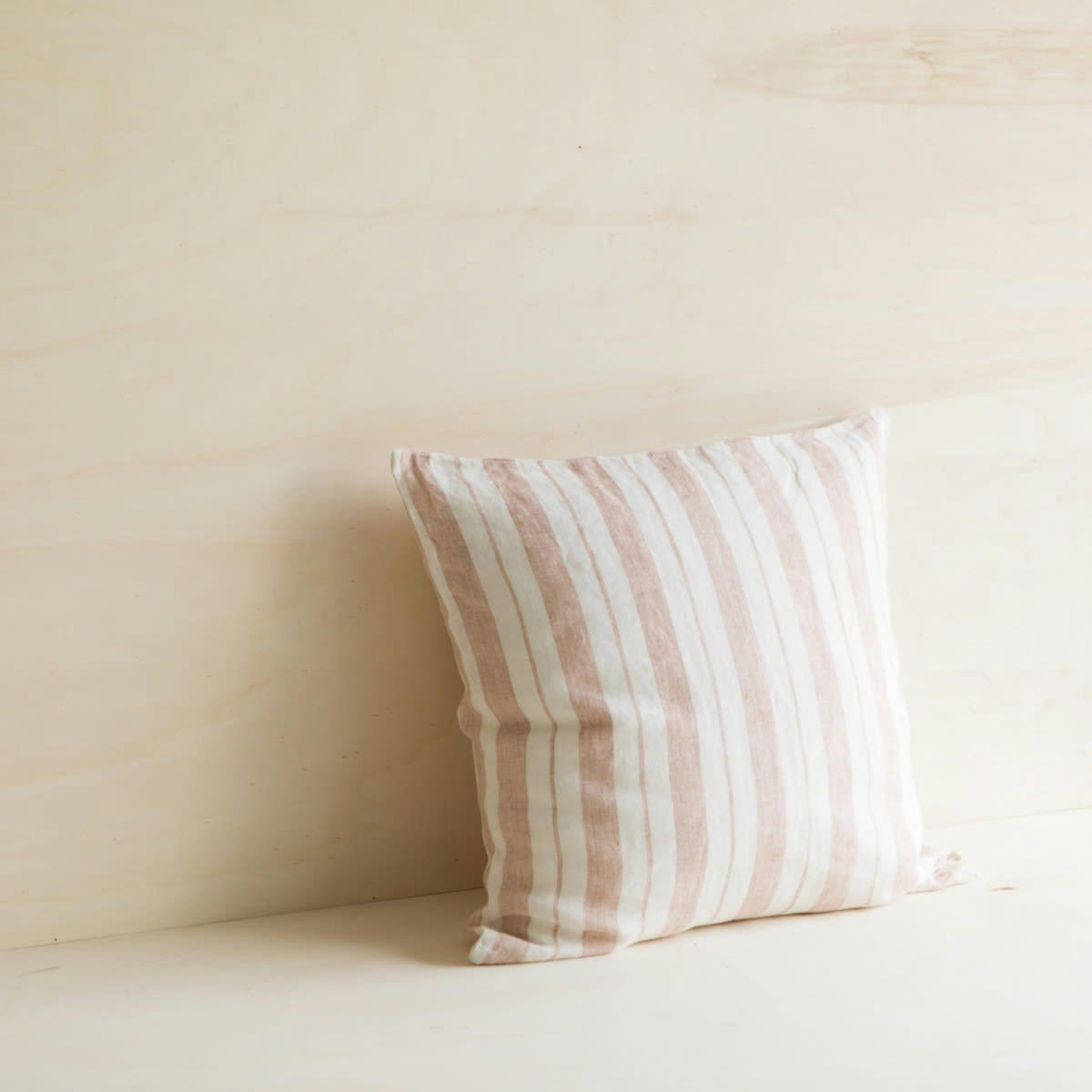 LES ESSENTIELS - Coussin en lin lavé rayé rose/crème 45x45