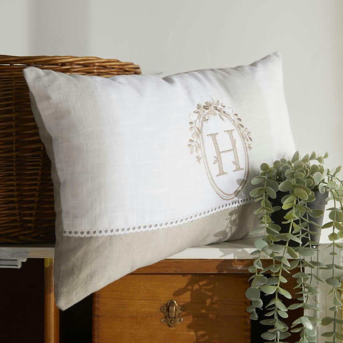 CHARME - Coussin déhoussable brodéet dentelle en coton beige 30x50