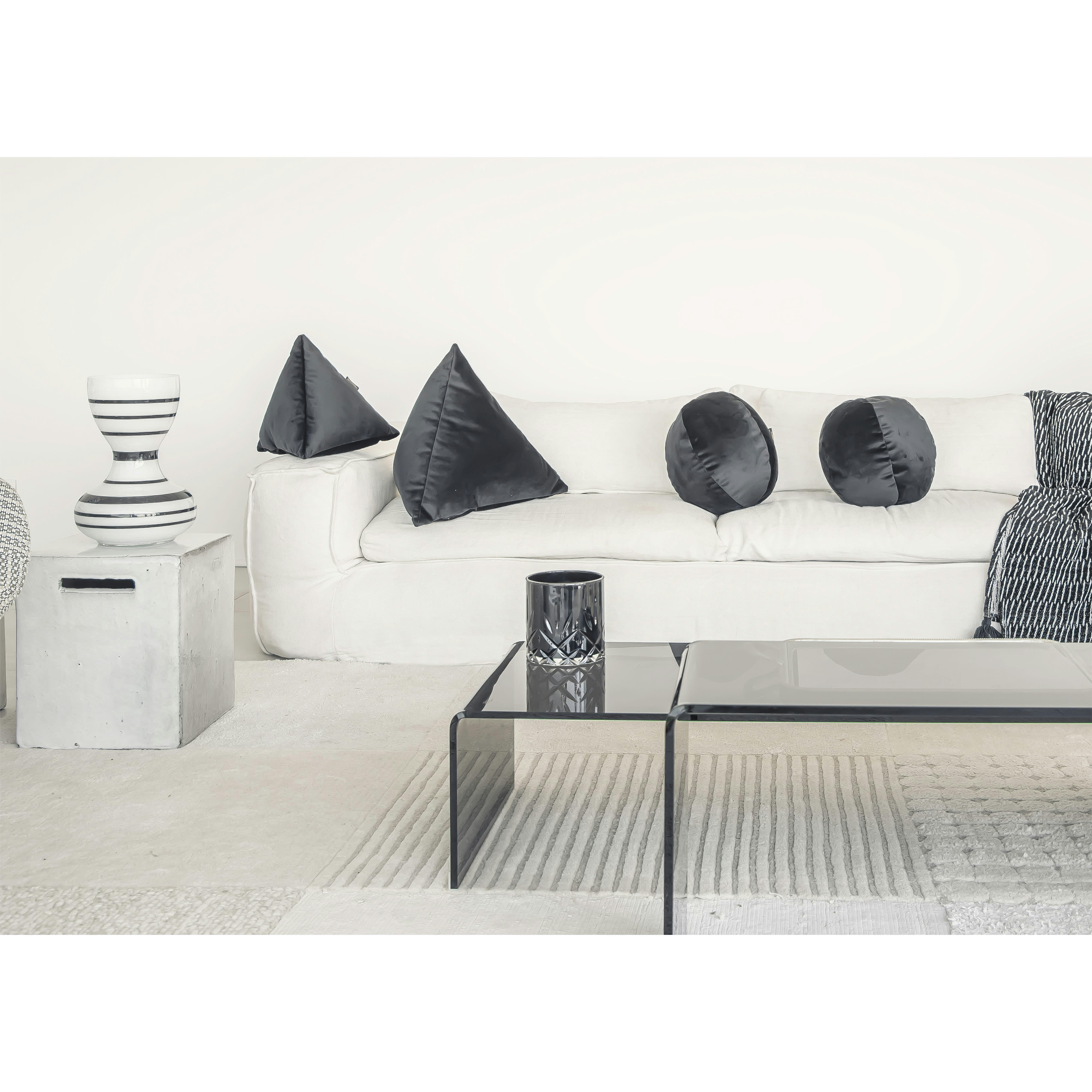 - Lot de 2 coussins pyramide en velours Noir