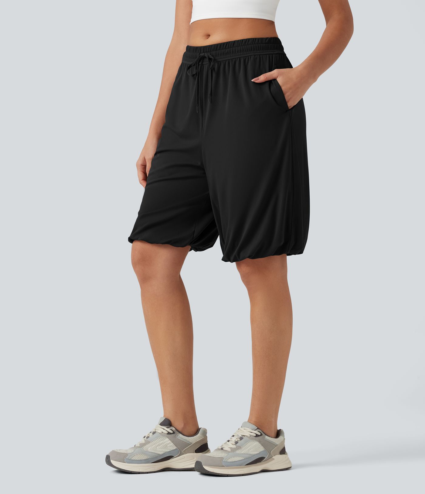 Short bouffant de danse taille basse en SoftlyZero™ à cordon de serrage avec poches - UPF50