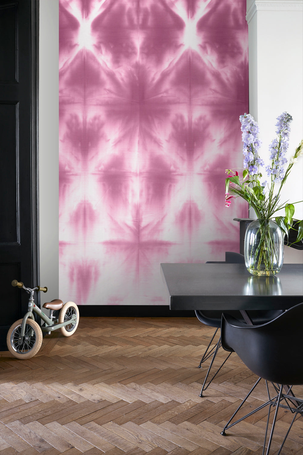 ESTAhome fotobehang wandvullend tie-dye shibori motief intens fuchsia roze - 100 x 279 cm - 158821