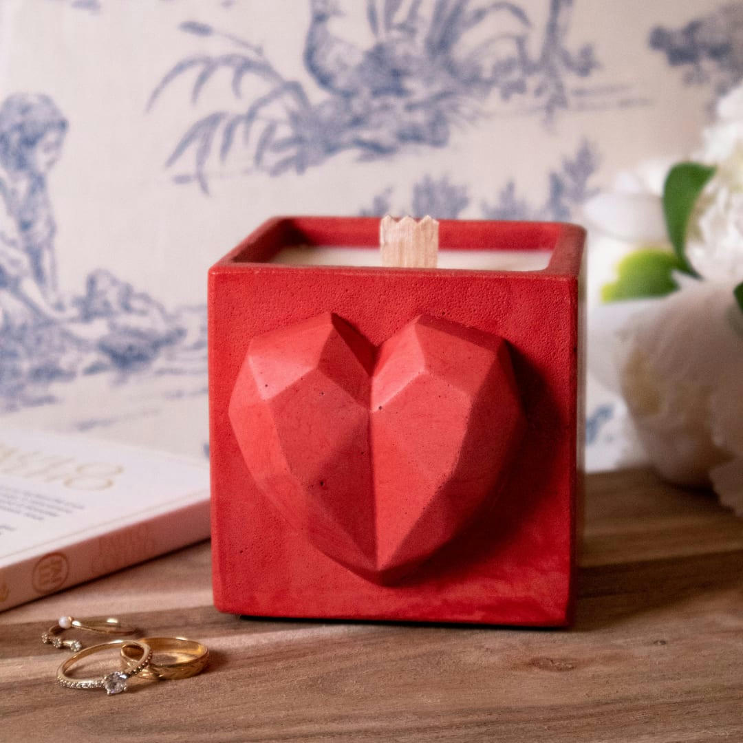 LOVE - Bougie en béton rouge parfum fleur de figue