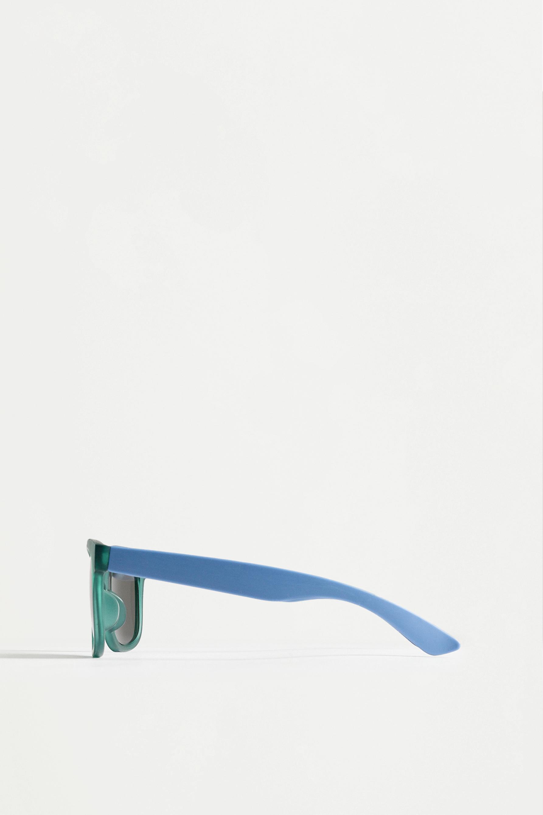 Gafas cuadradas translúcidas