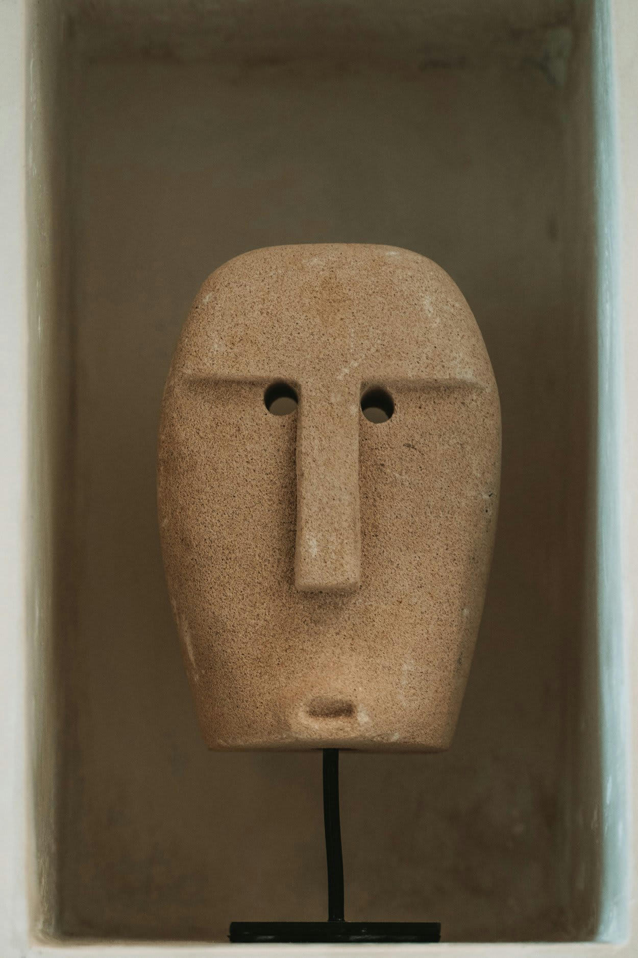 SUMBA - Statue en grès sur socle métallique