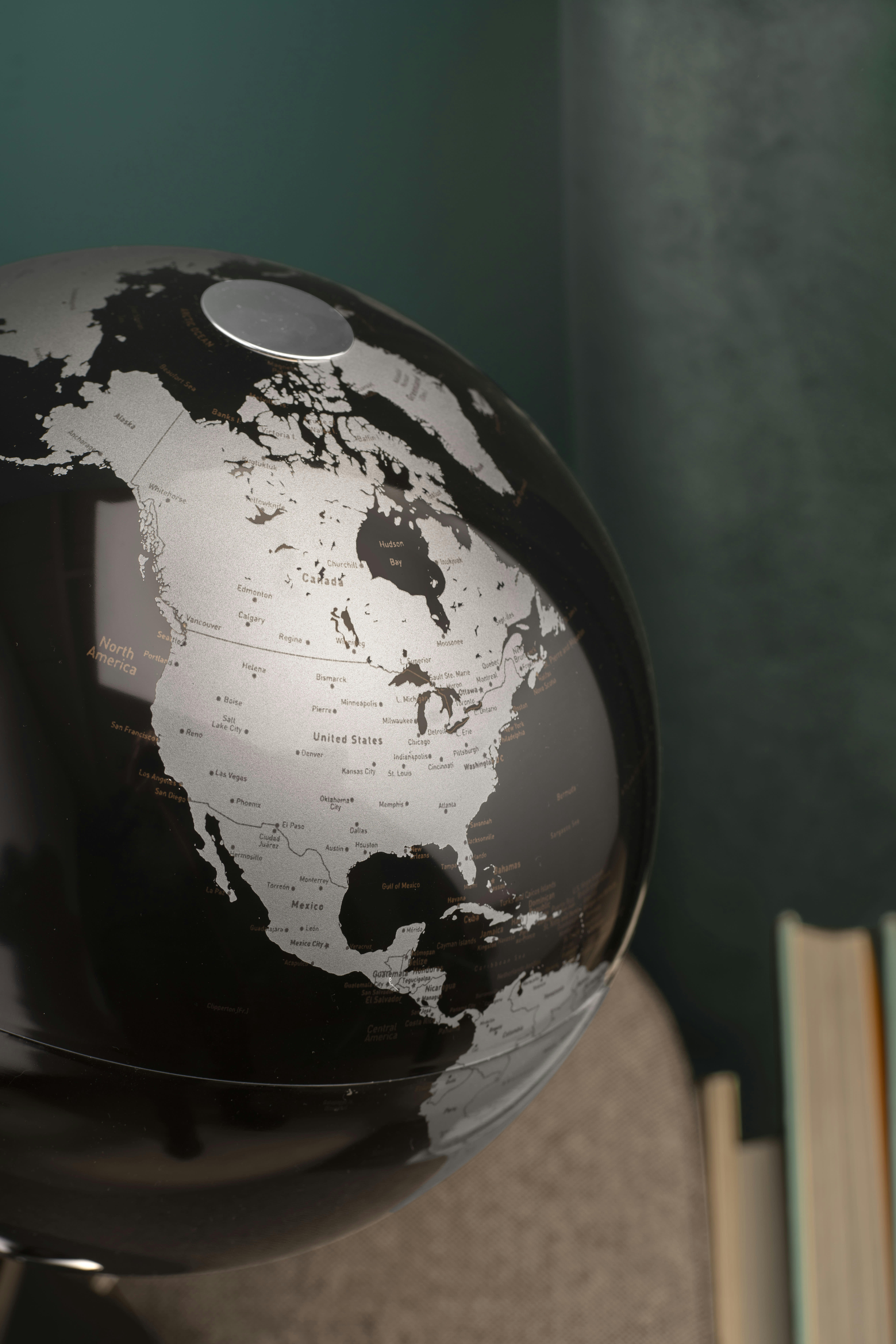 VISION BLACK - Globe terrestre de design 30 cm textes en anglais