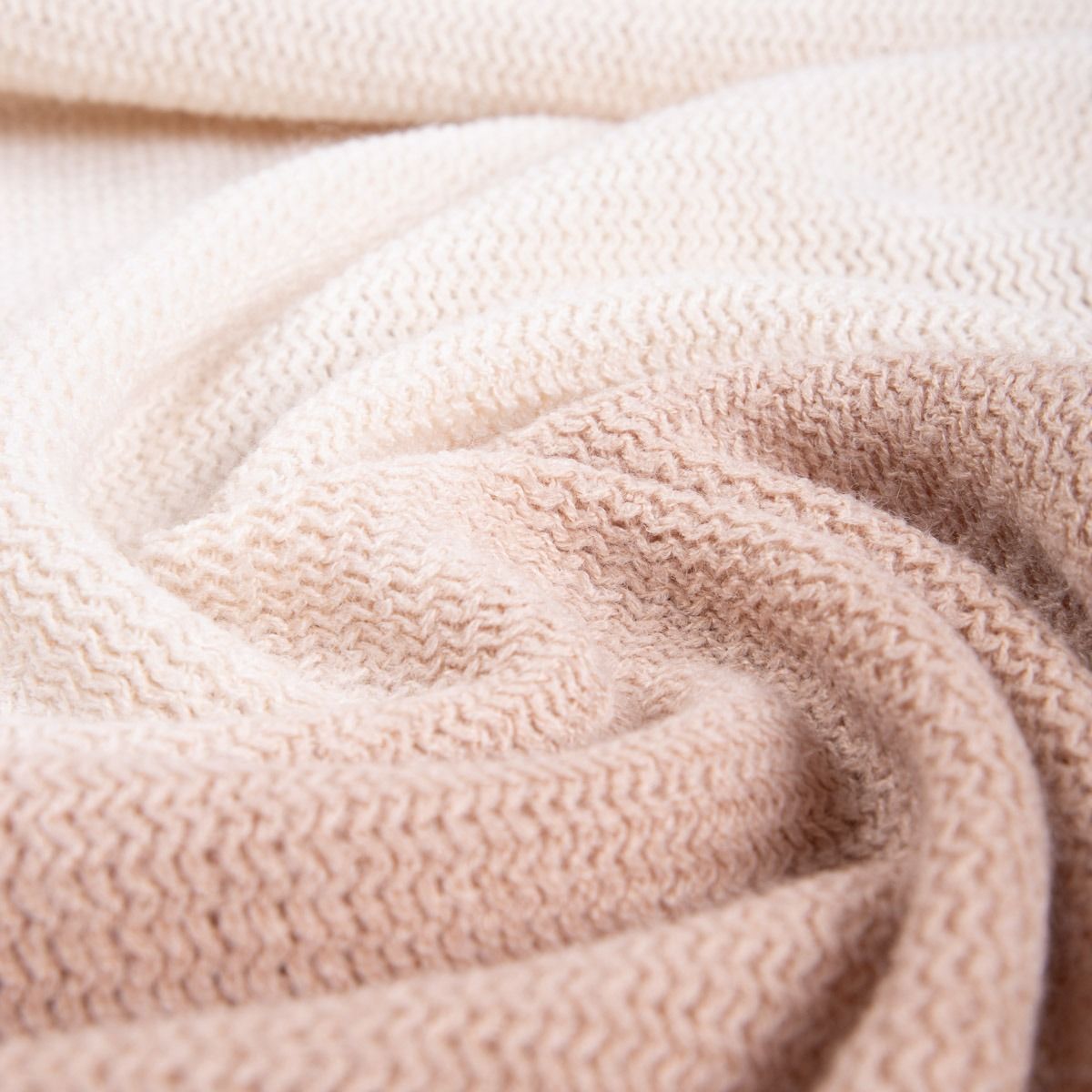 Koc FINNS ombre miękki beżowy z frędzlami 130x170 cm